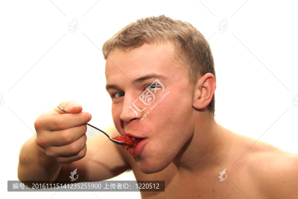 年輕人吃紅魚子醬