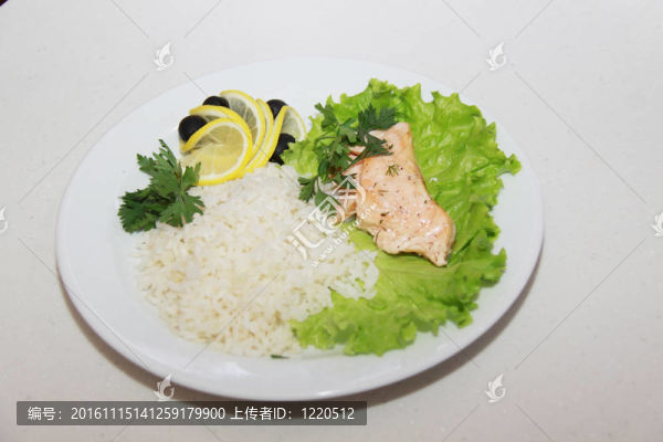 新鮮的烤三文魚放在一盤brown,rice