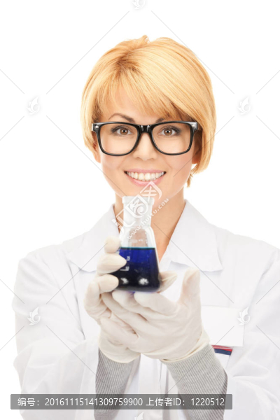 實驗室工人高舉試管