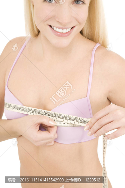女人用磁帶測量她的乳房