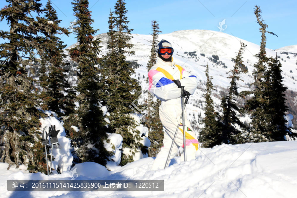 一個男人是山滑雪。