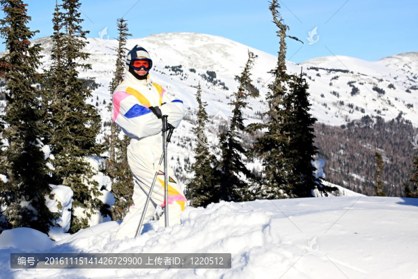 一個男人是山滑雪。