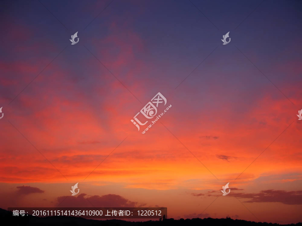 夕陽(yáng)中的紫色云