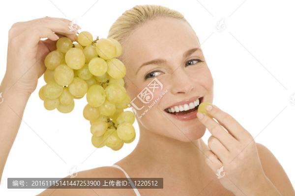 女人吃葡萄