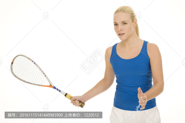 與壁球球拍的女人