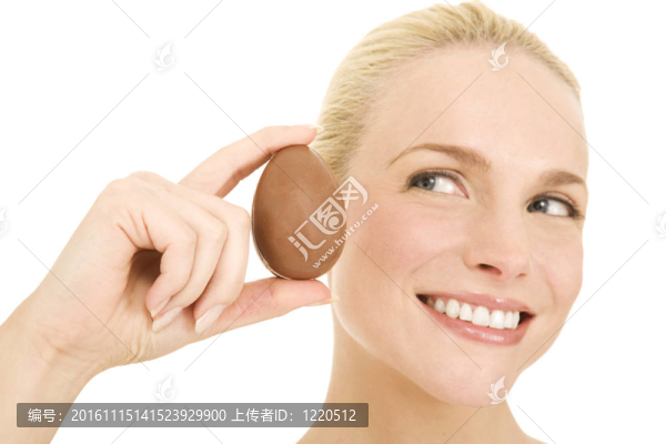 拿著巧克力蛋的女人