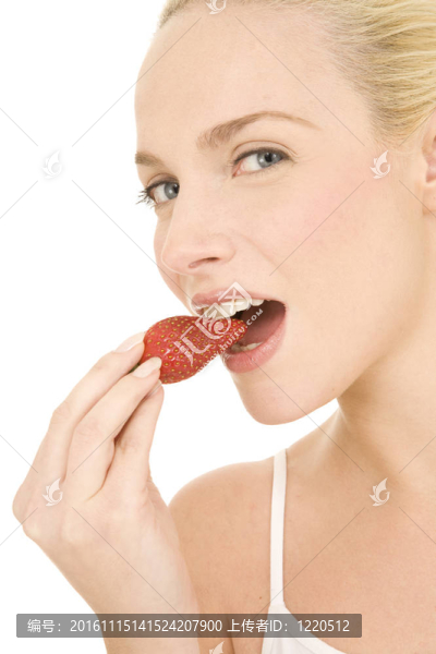 吃草莓的女人