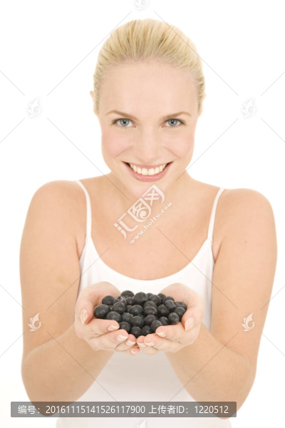 手上有藍莓的女人
