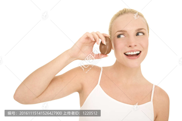 拿著巧克力蛋的女人