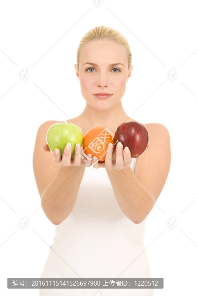 女人拿著一個(gè)綠色的蘋(píng)果