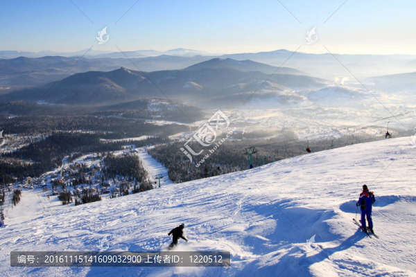 高山滑雪在山頂。