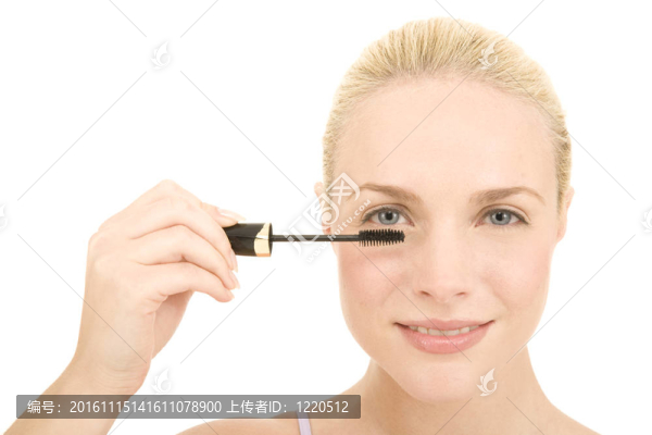 女人涂睫毛膏