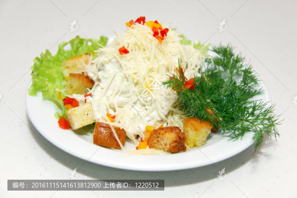 雞肉凱撒沙拉孤立在白色背景