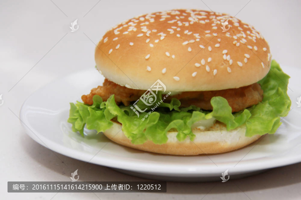 白色背景的美味漢堡