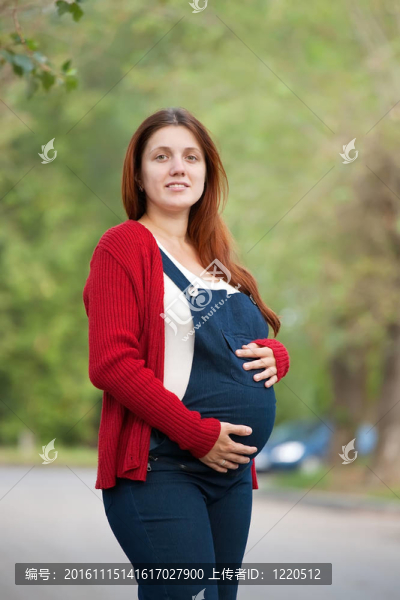 夏日巷上的孕婦