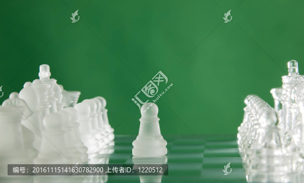 綠色背景下的國際象棋游戲