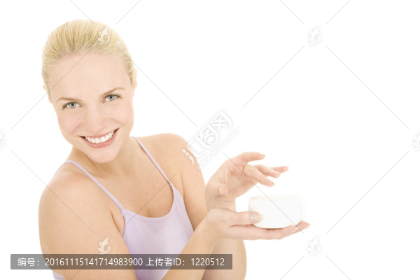 拿著一罐奶油的女人