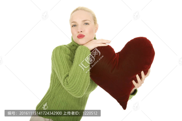 心形枕頭的女人
