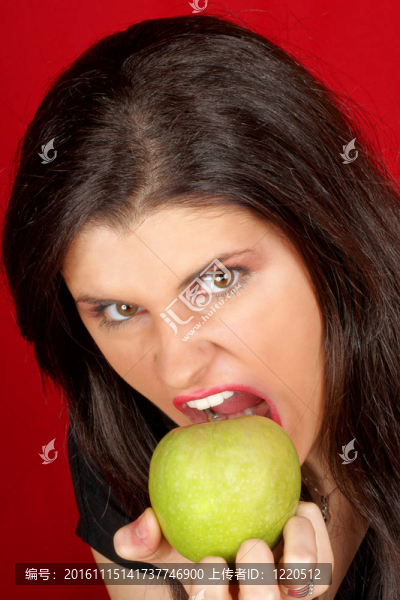 生氣的年輕女人和綠色的蘋(píng)果