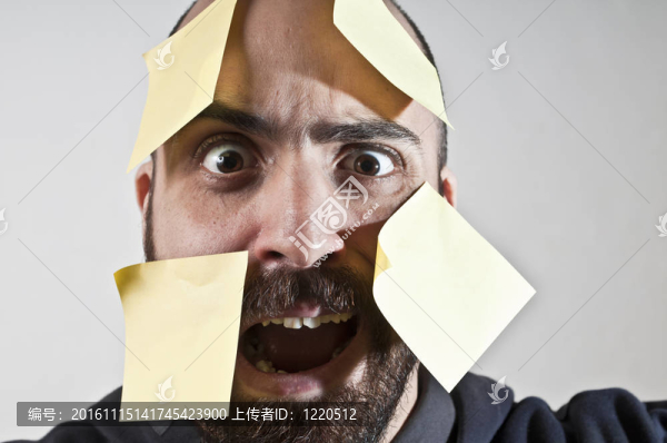 不同的人在他的臉上張貼