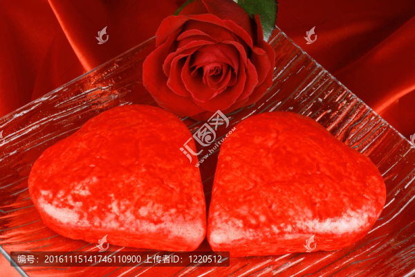 兩個紅色心形蛋糕和一朵玫瑰