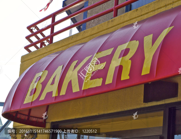 舊貨店標志矗立在一個明亮的紅色雨篷