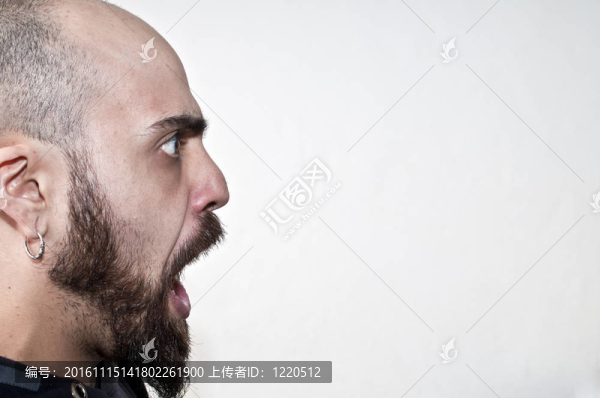 男子用嘴張開嘴