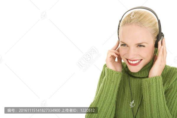 女人用耳機(jī)聽音樂