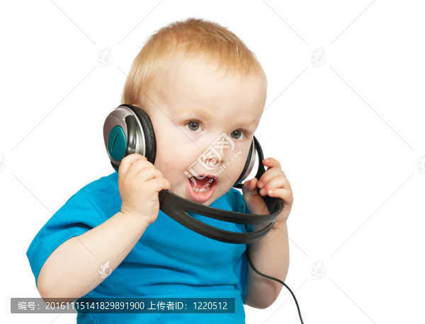 小男孩聽音樂