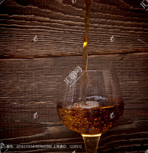 濺起一杯白蘭地