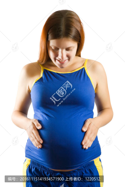 懷孕的女人抱著她的肚子