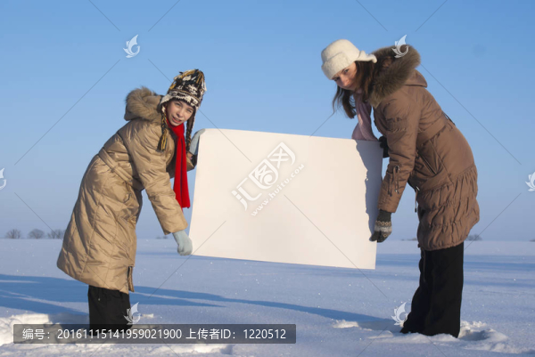 冬天雪場上白色海報的女孩