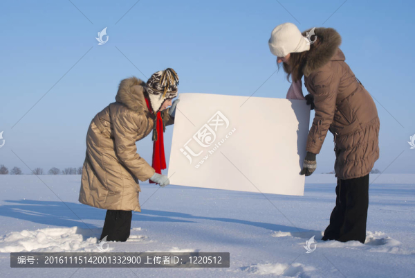 冬天雪場(chǎng)上白色海報(bào)的女孩