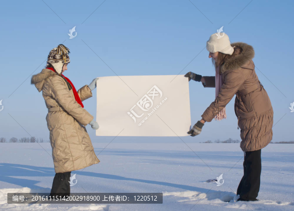 冬天雪場(chǎng)上白色海報(bào)的女孩