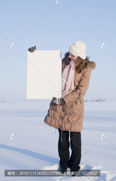 冬天雪場上白色海報(bào)的女孩