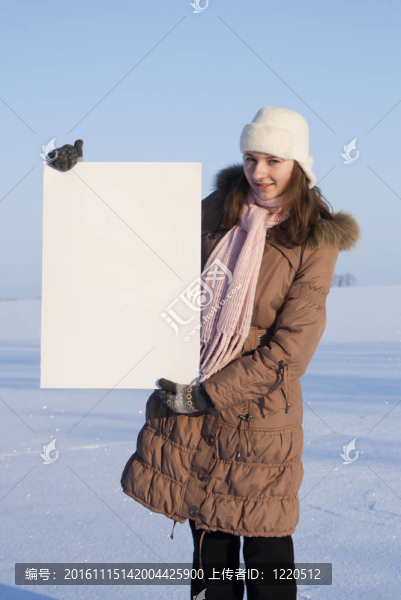 冬天雪場上白色海報的女孩