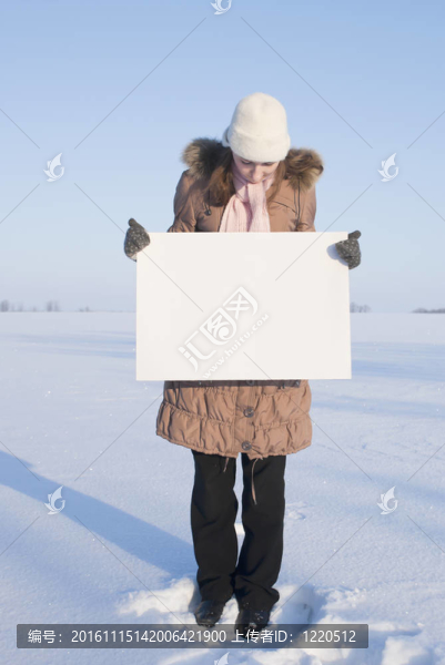 冬天雪場上白色海報的女孩