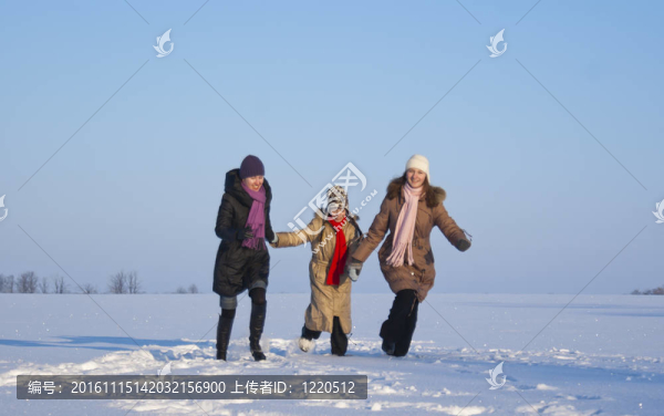 三個女孩在雪地上奔跑