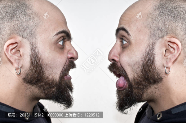 兩個(gè)有胡子的男人做鬼臉