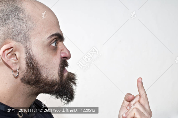 男人用他的中指做手勢(shì)