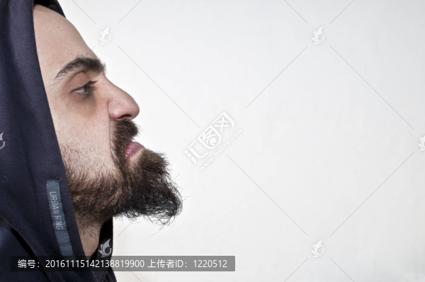 壞的和憤怒的人有一個(gè)引擎蓋
