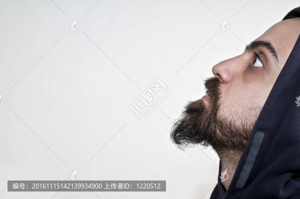 戴著胡子和帽子的男人看著空虛
