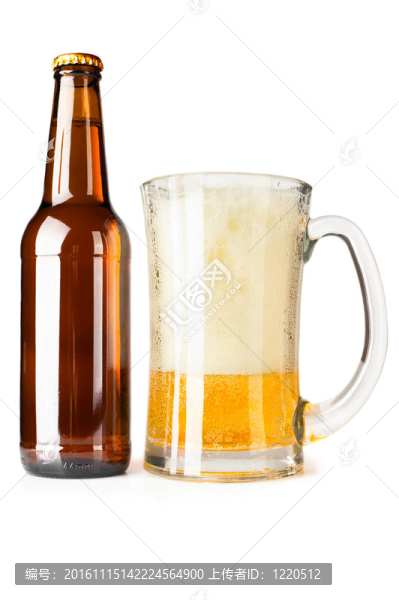 一瓶啤酒和杯