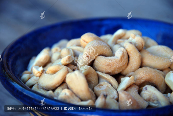 腰果在藍(lán)色的碗