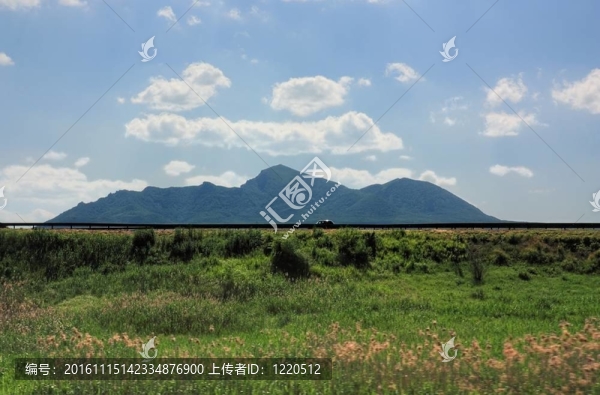 以山為背景的汽車路線