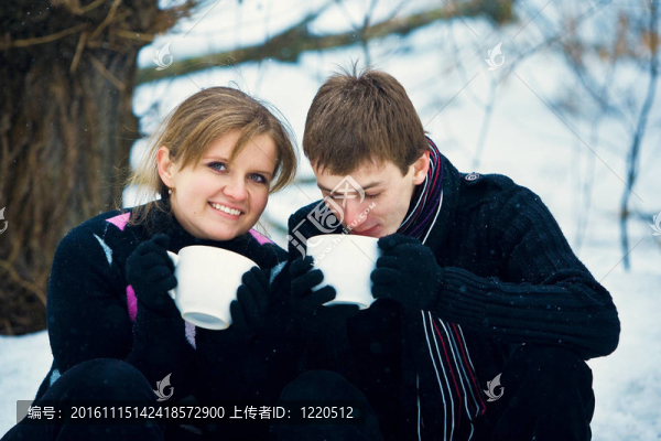 森林中的情侶-匯圖網(wǎng) www.fosd68.com 森林中的情侶