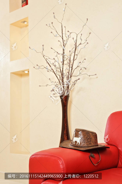 紅色的皮革沙發(fā)床頭；帽子和花瓶