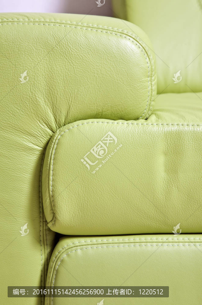綠色皮革沙發(fā)床頭片段