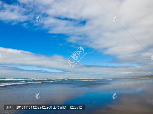 海灘上的海岸線在多云和晴朗的一天