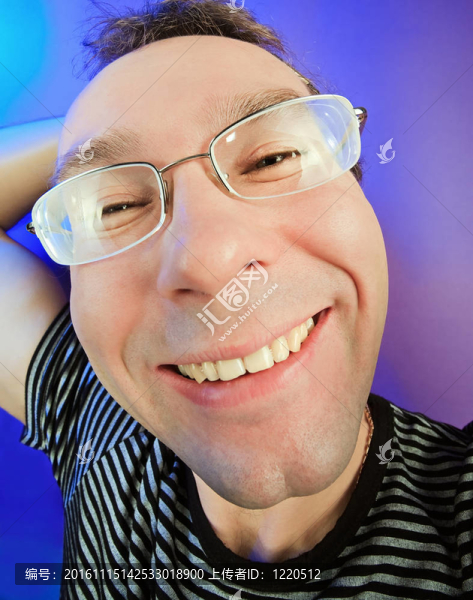 有趣的快樂男子在眼鏡肖像生動的色彩背景
